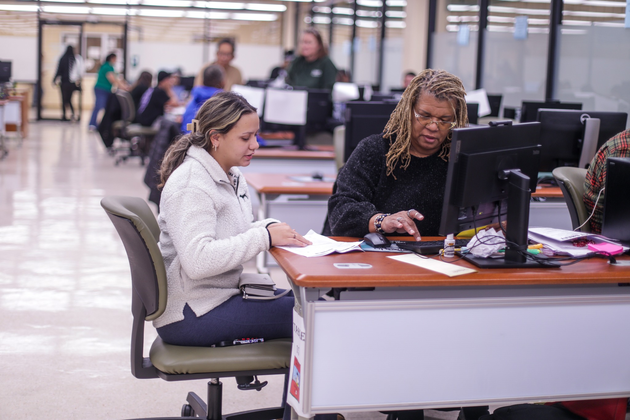 A student works with a Delgado employee to finalize their schedule.