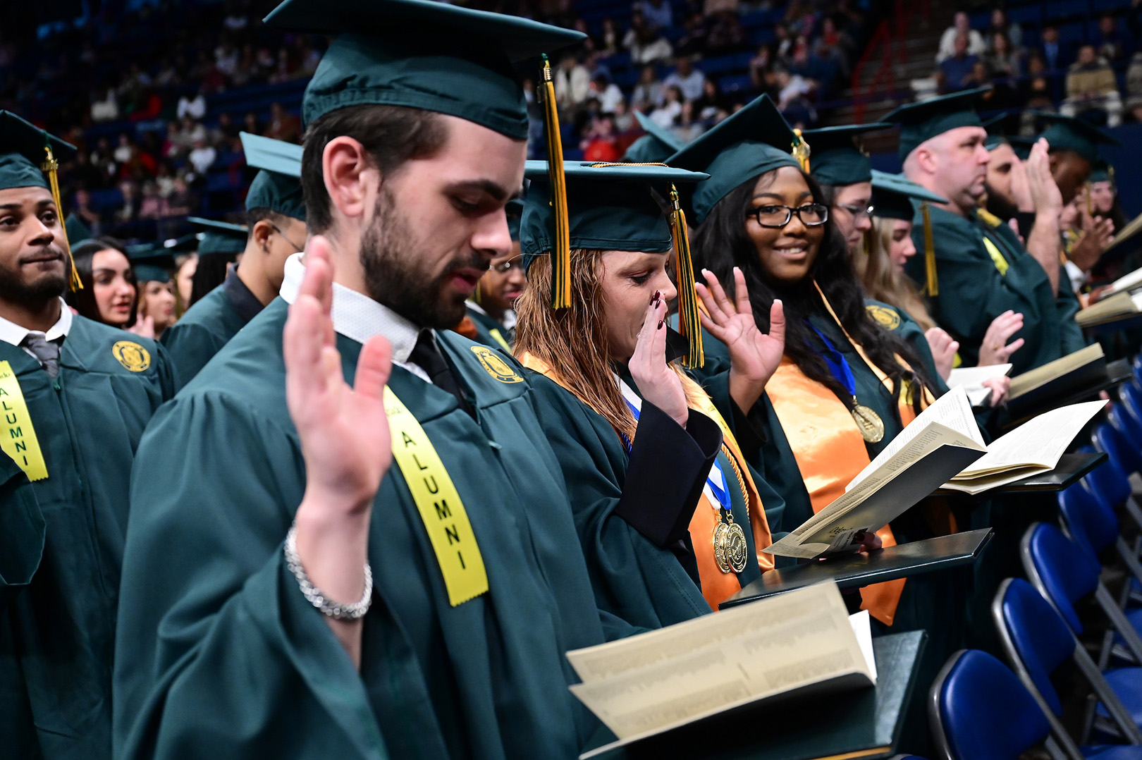 Graduates take the alumni pledge